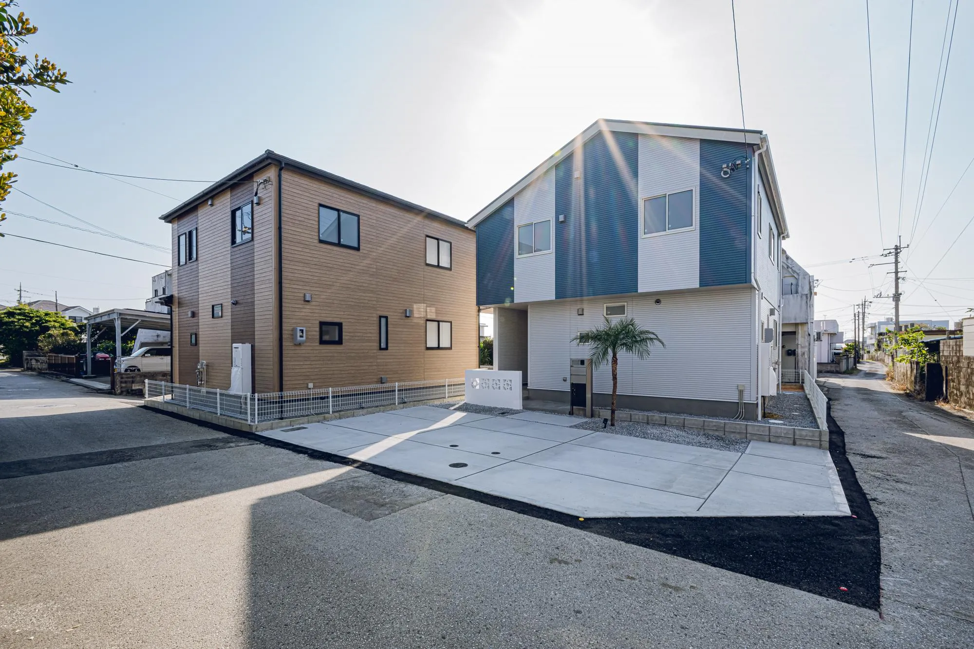 2棟外観:2号棟(茶色)、1号棟(右)