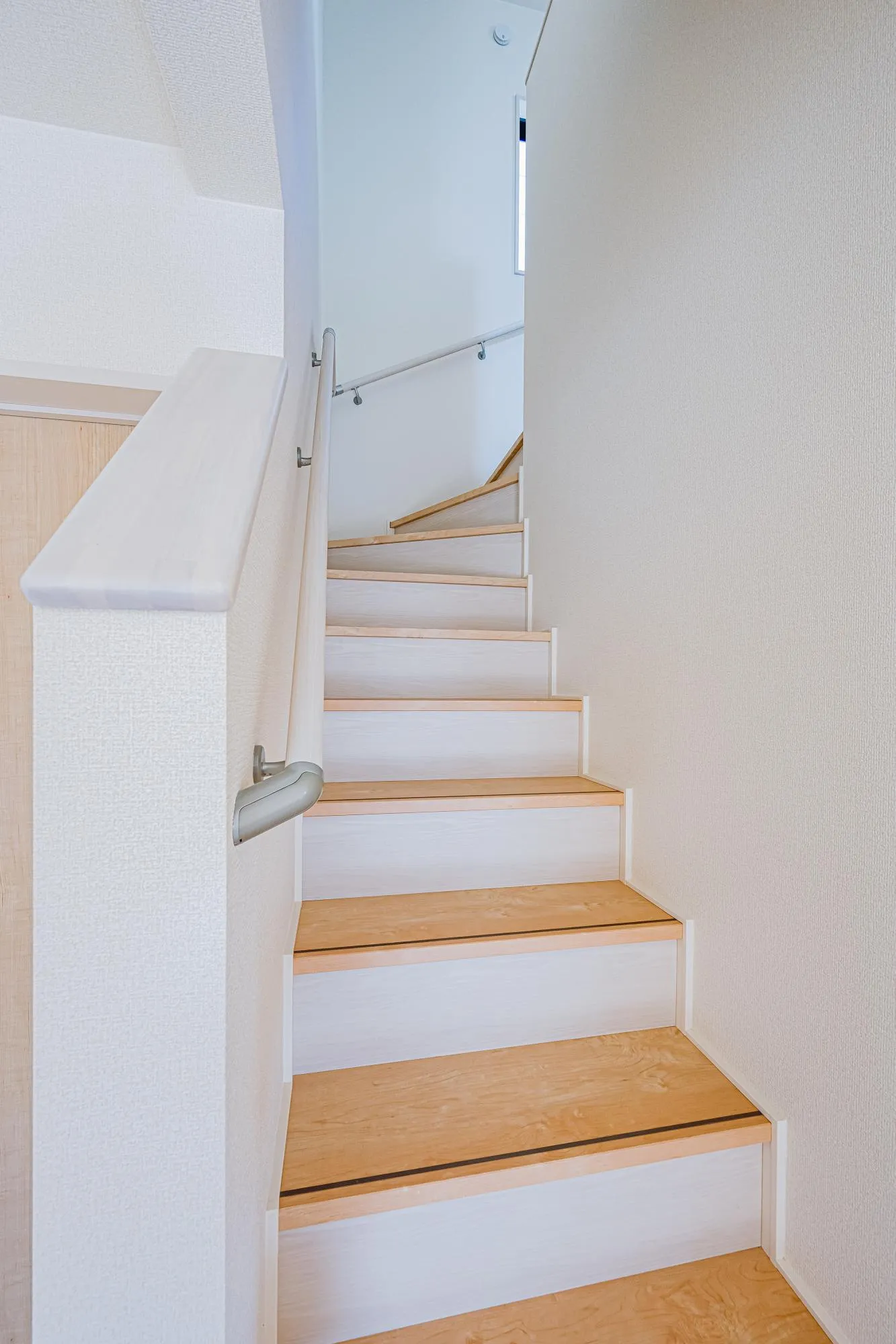 2号棟:手すり付き階段