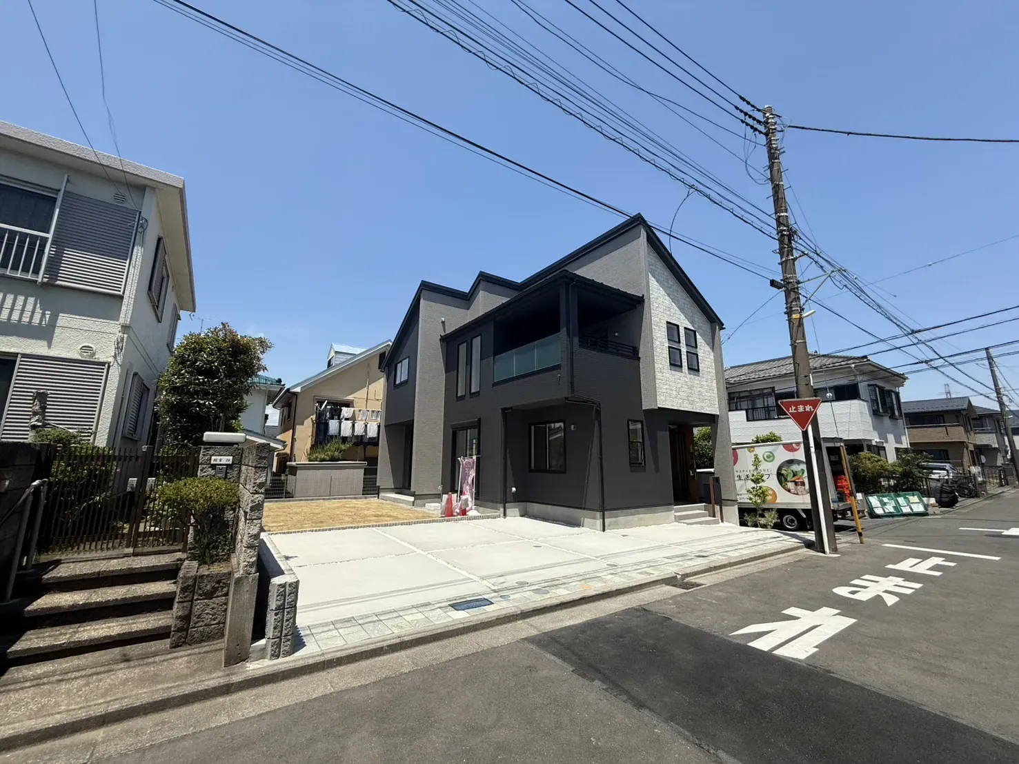 前面道路は約4.5mと約6.4mの生活道路で、交通量が少なく落ち着いた住環境。