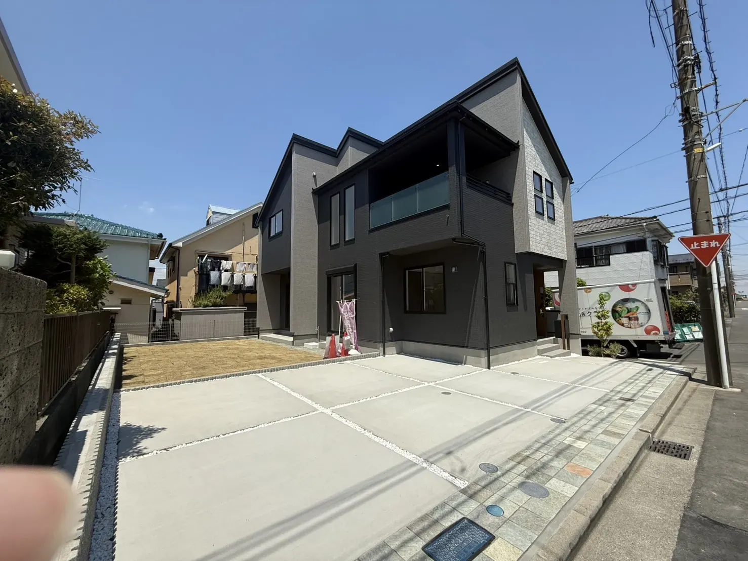 ご夫婦それぞれのお車も安心♪
カースペース2台分を確保しているので、来客時や将来のライフスタイル変化にも対応できます。