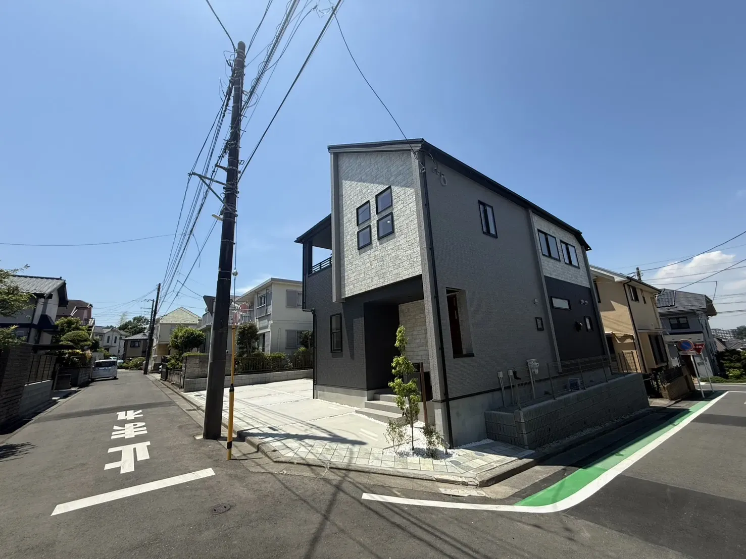 開放感ある南東+北東の角地。前面6m・4m道路&駐車3台OK。