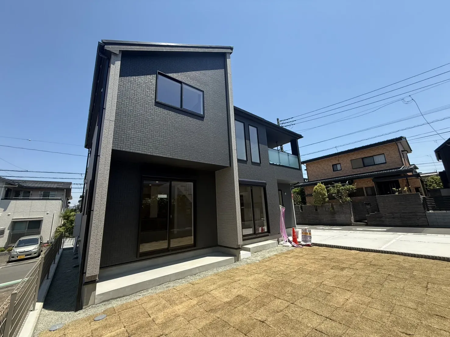 前面道路は交通量が少ない落ち着いた生活道路。車の出し入れもスムーズに行えるゆとりあるスペースを確保しています。
静かな環境で、快適な暮らしを実現できる立地です。