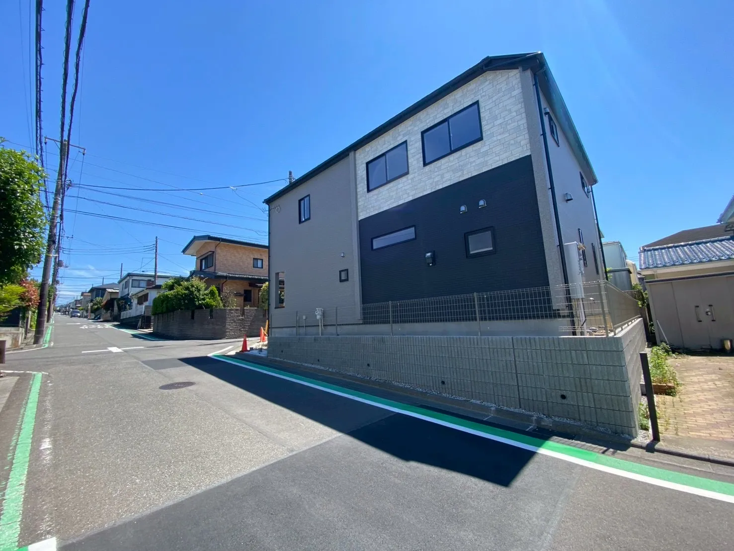 前面道路は交通量が少ない落ち着いた生活道路。車の出し入れもスムーズに行えるゆとりあるスペースを確保しています。
静かな環境で、快適な暮らしを実現できる立地です。