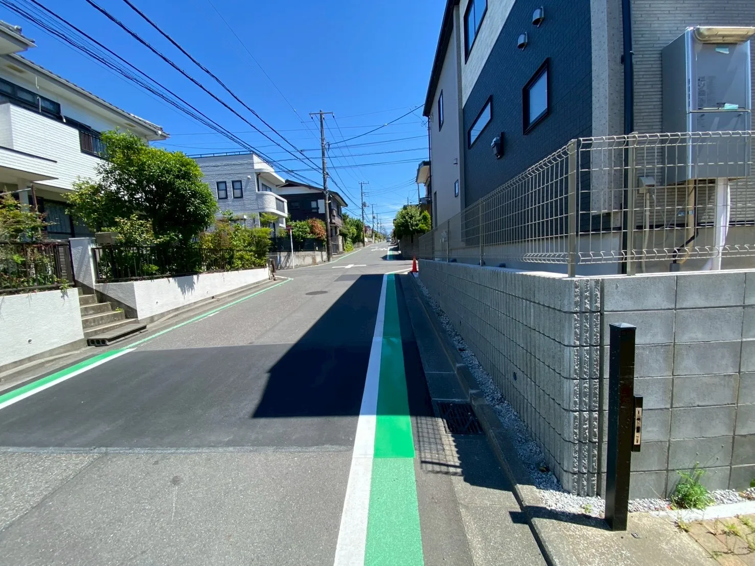 前面道路は交通量が少ない落ち着いた生活道路。車の出し入れもスムーズに行えるゆとりあるスペースを確保しています。
静かな環境で、快適な暮らしを実現できる立地です。