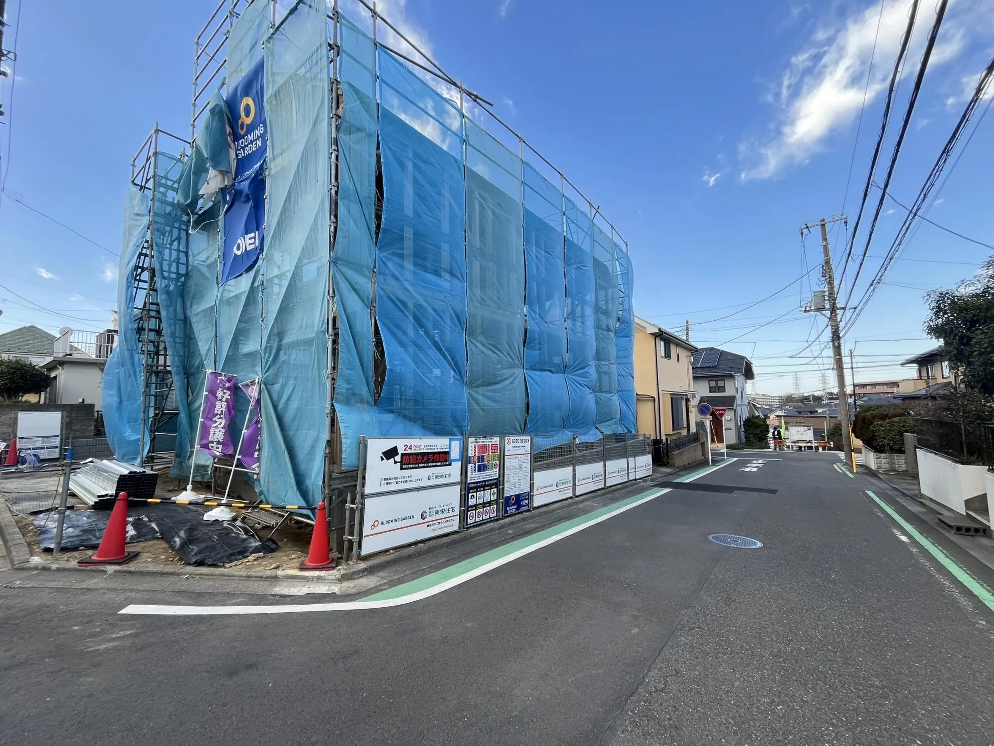 開放感ある南東角地。前面6m・4m道路&駐車3台OK。