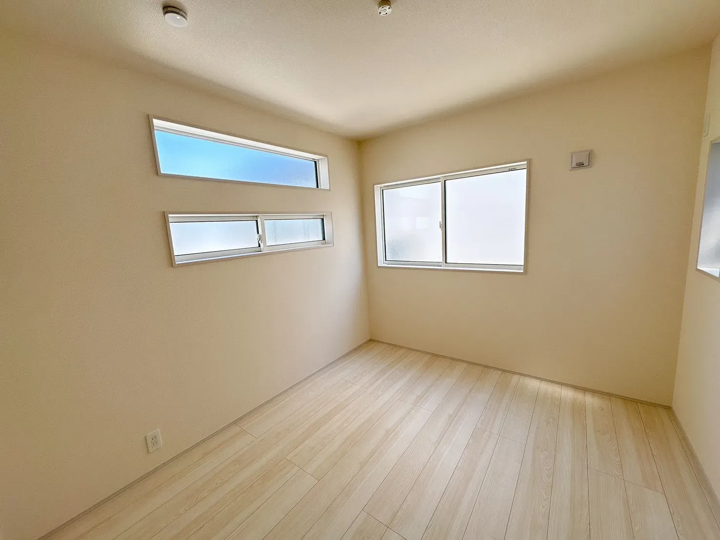 【洋室(5.01帖)】使い勝手の良いサイズのお部屋で、様々な用途でご利用可能◎扉付きのクローゼットが備わっており、身の回りの物をすっきり整理できます。