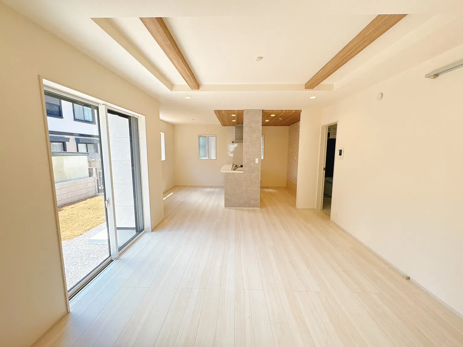【折上天井】開放感を演出する折上天井。天井に立体感を持たせることで、空間に広がりと上質感をプラスしています。