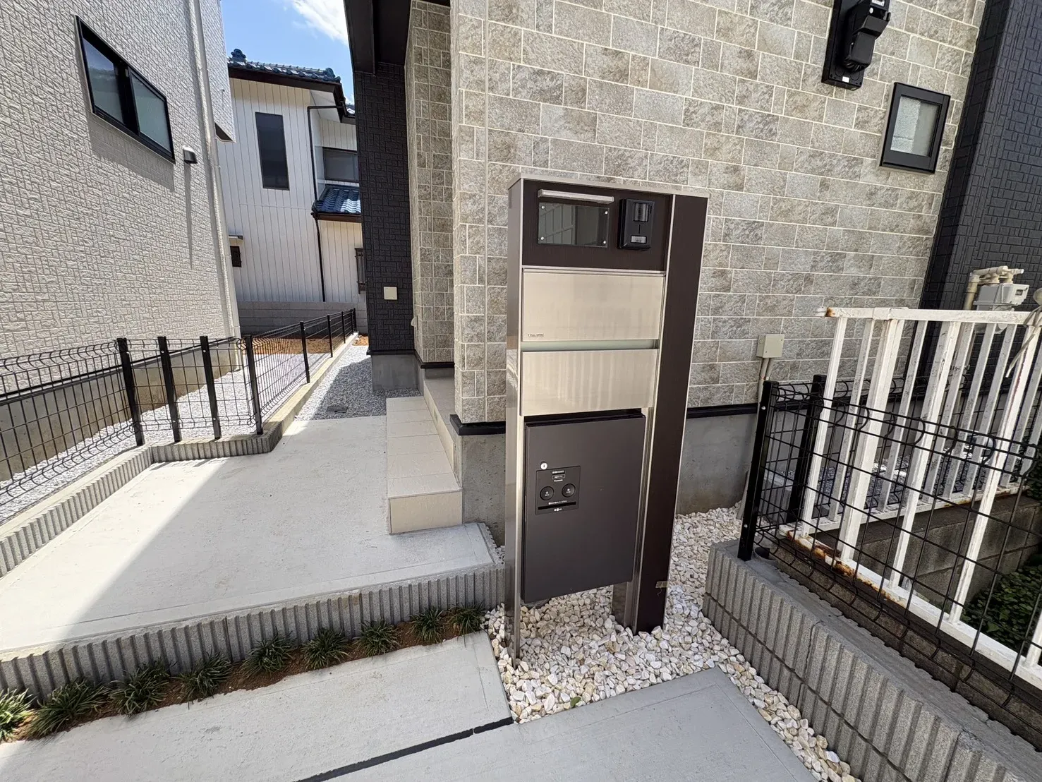 【玄関設備】テレビモニター付きインターフォンで来訪者を映像で確認できる安心設計。ポスト一体型の為に、外構回りもすっきとした印象です。