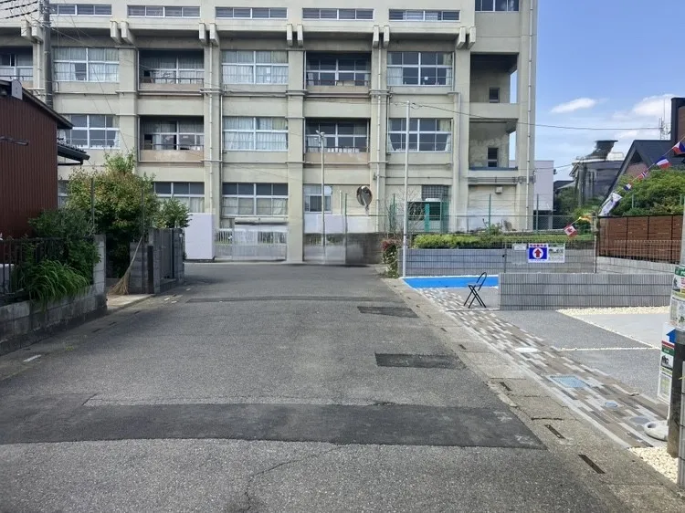 前面道路もすっきりとしており、車の出し入れも安心して行える環境です!						
