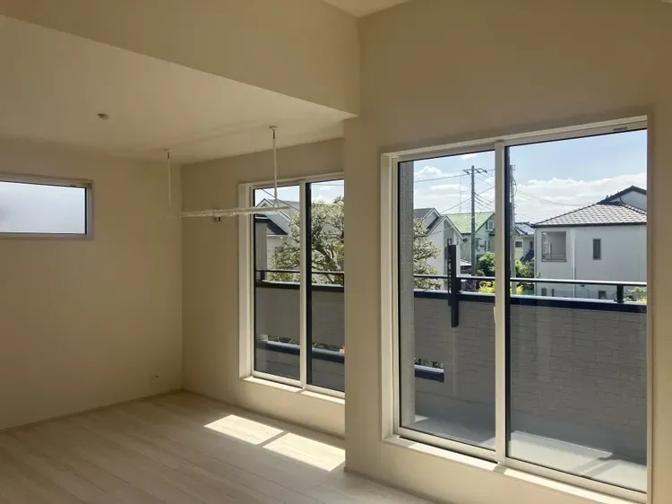 主寝室には窓もたっぷりとつけ、明るいお部屋になりました☆家族の成長に合わせて、分割も出来るようになってます♪(別途工事費用がかかります)												
