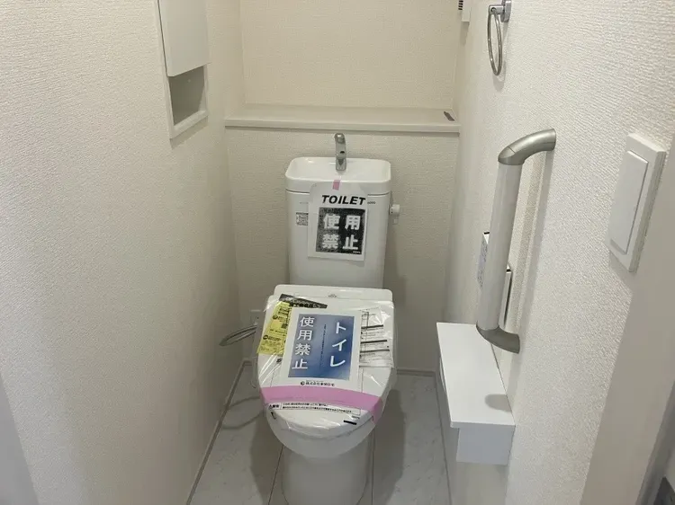 手すり付きトイレで、どなたでも安心して使いやすいトイレです!
