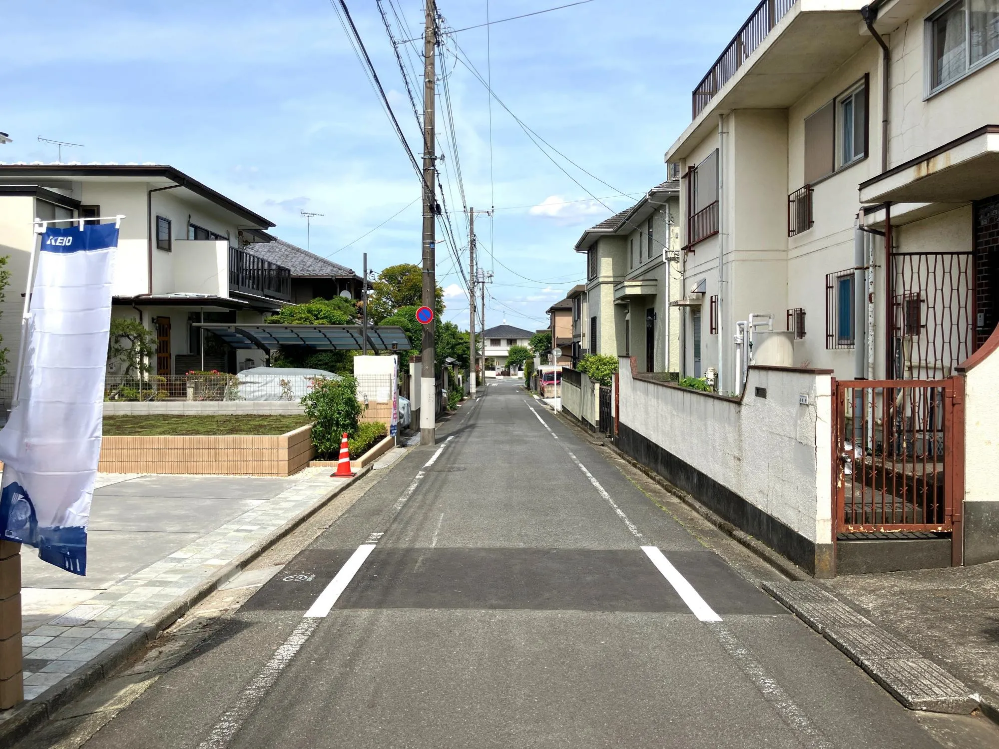 前面道路①2026年5月25日撮影。カースペース2台分は、自転車やバイク置き場としても活用可能です♪