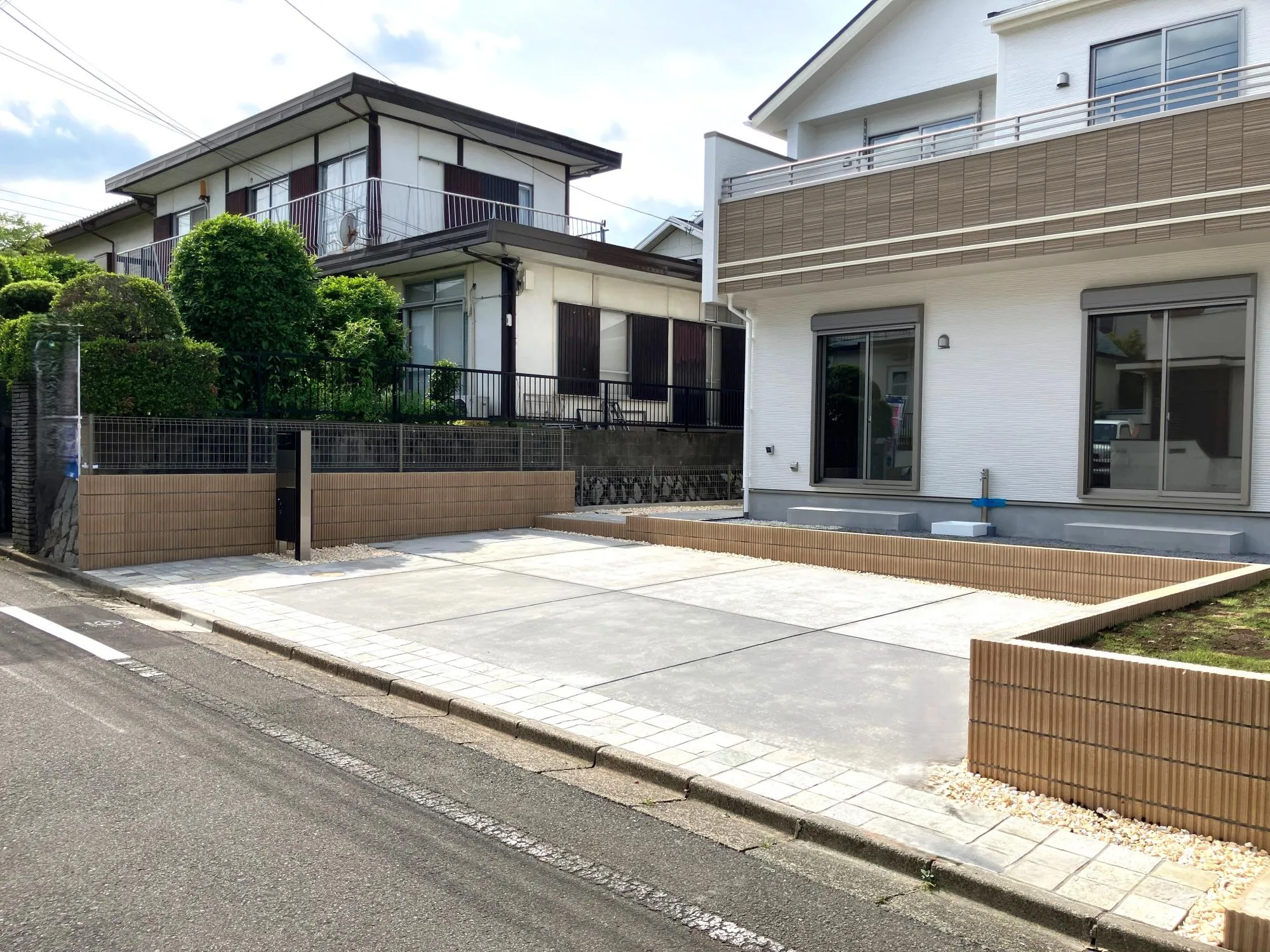 カースペース並列2台確保!お出かけや来客時も安心。忙しい朝や雨の日もストレスなく出発・帰宅が可能です