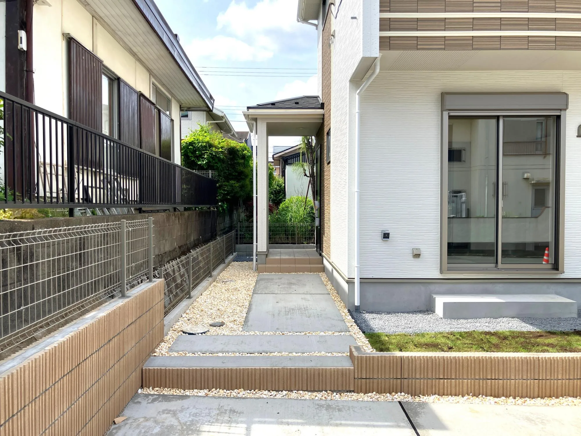 玄関までのアプローチ。広めなのでお子様の乗り物等も置けそうですね〇