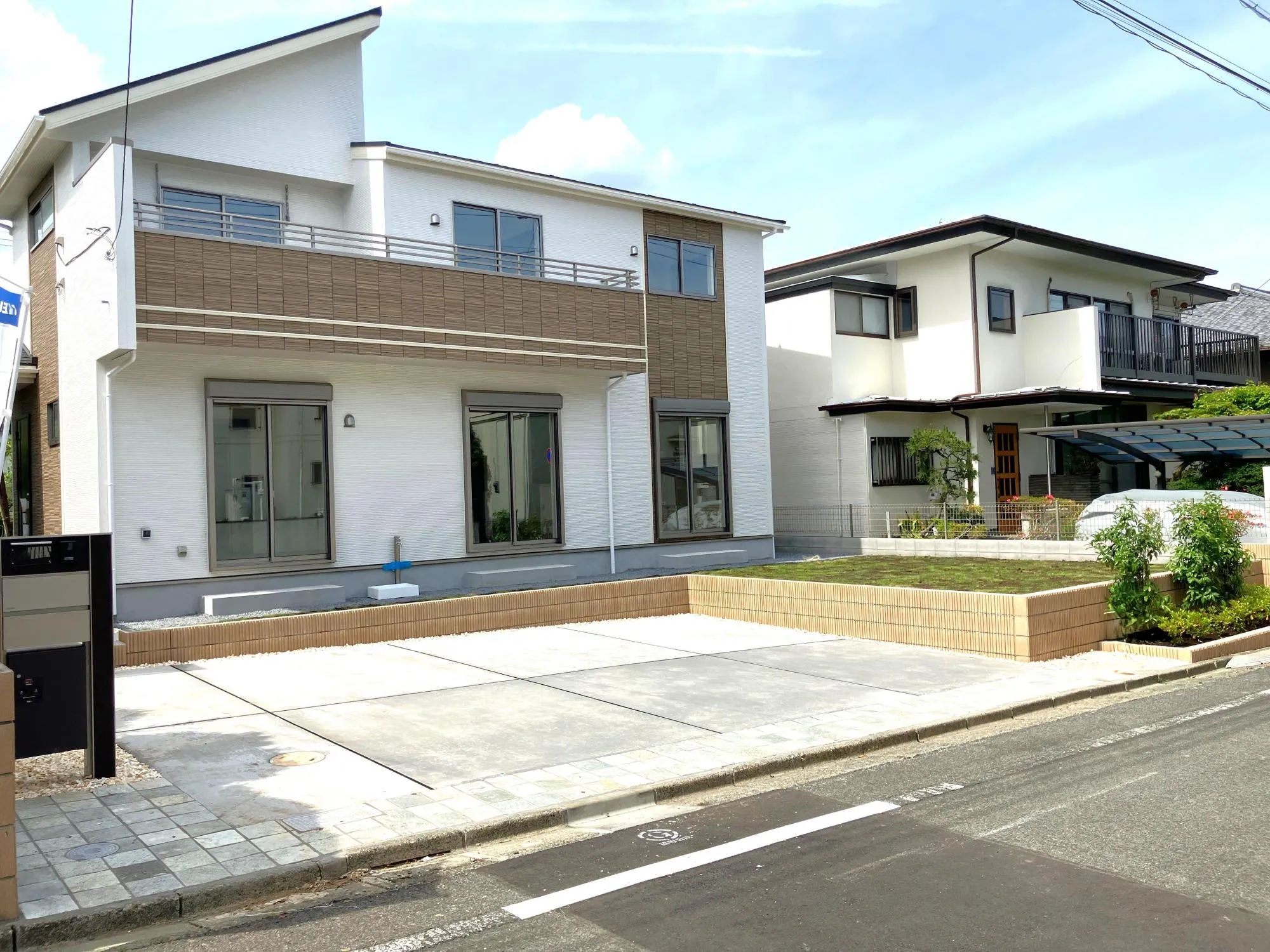 街並みに調和しながらも存在感を放つ外観。落ち着いた色調と整ったフォルムが、住まいとしての品格を際立たせます。帰宅時に自然と視線が向かう、誇りを持てる佇まいです