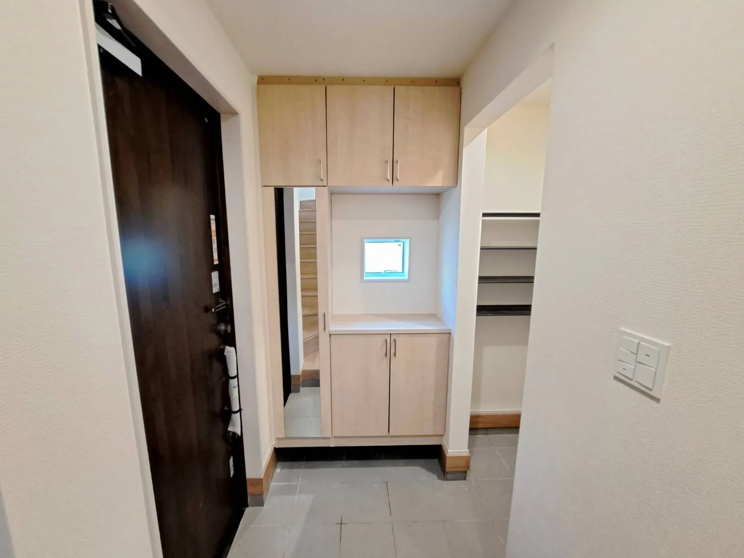 姿見付きの下駄箱で、お家を出る前に今日のコーディネートの最終チェックをすることができます♪
