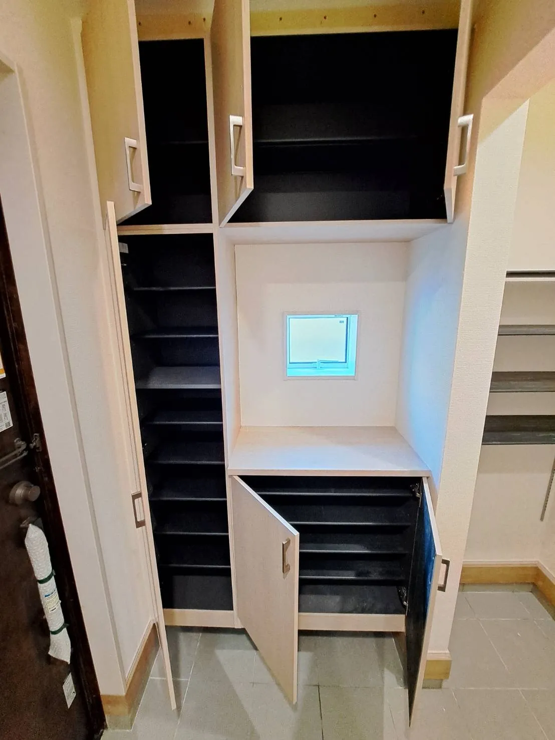 玄関収納付きで、靴などをすっきりと収納できる使い勝手の良い空間です!