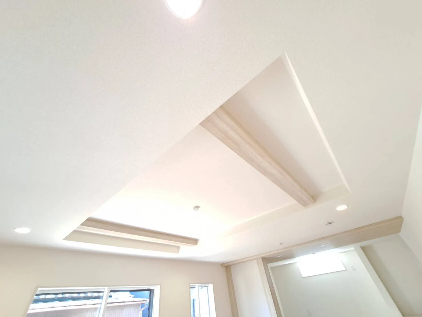 リビングの折り上げ天井は、お部屋を広く見せる、高級感や色調のアクセントなど様々なところでポイント高いです♪			
