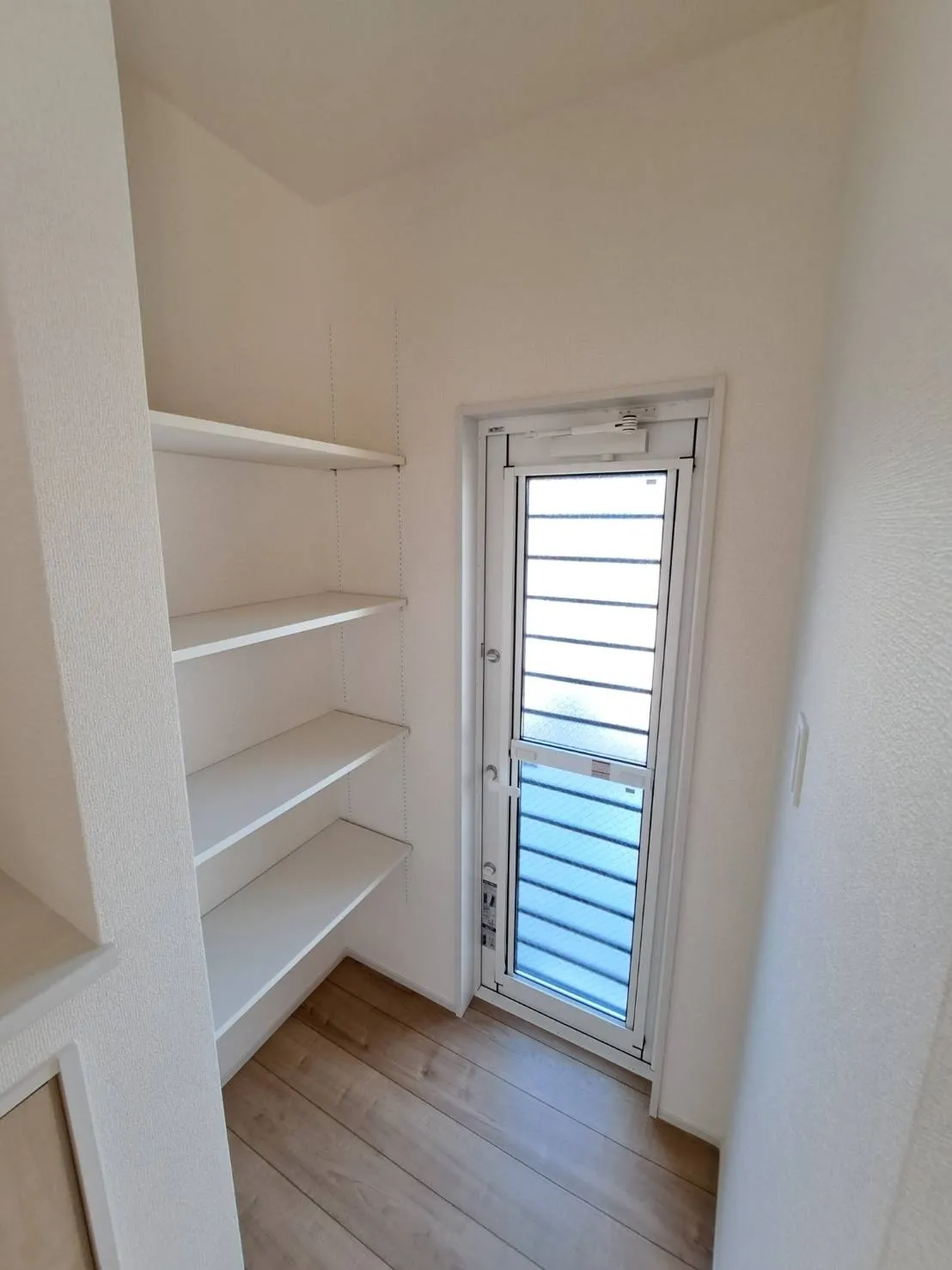 キッチン横には勝手口を設けました♪あると便利な棚も設置しました♪
