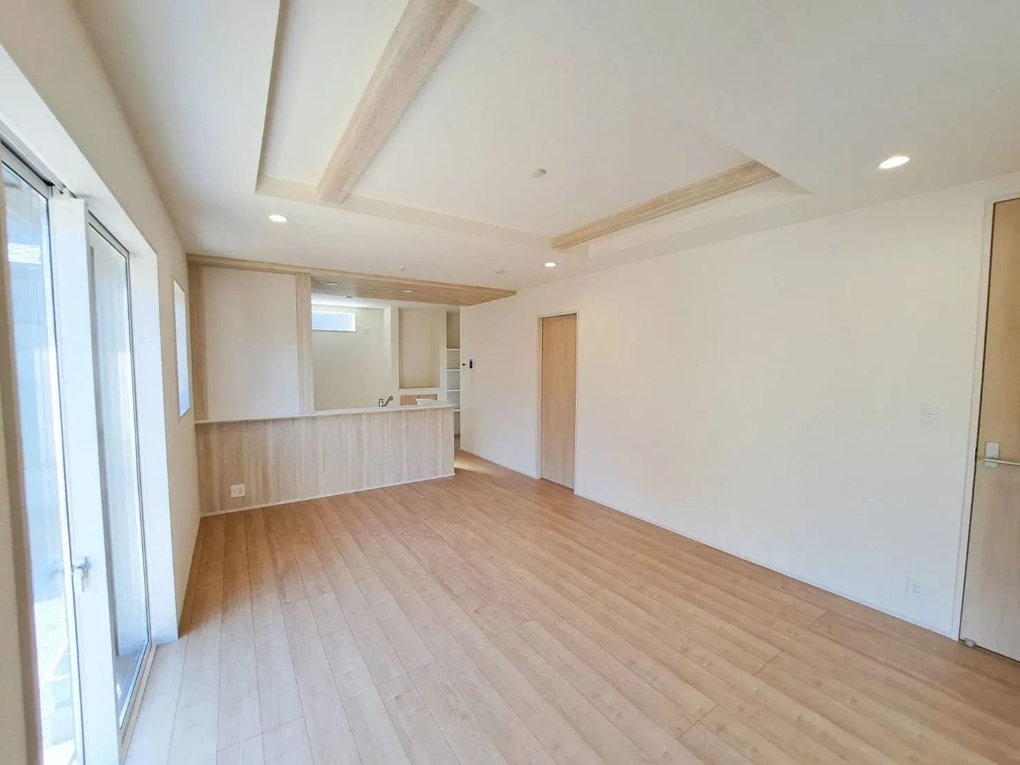 リビングにはアクセントクロスを配置しています☆落ち着いたお部屋の雰囲気をつく上げています♪			
