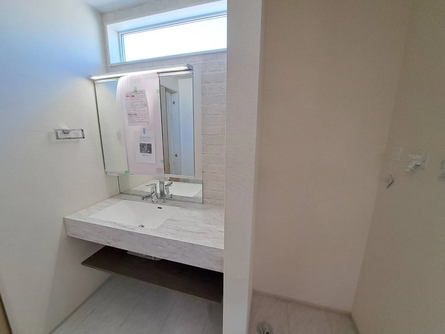 洗面所にも収納スペースがございますので、ちょっとした生活用品等も収納できますね♪
