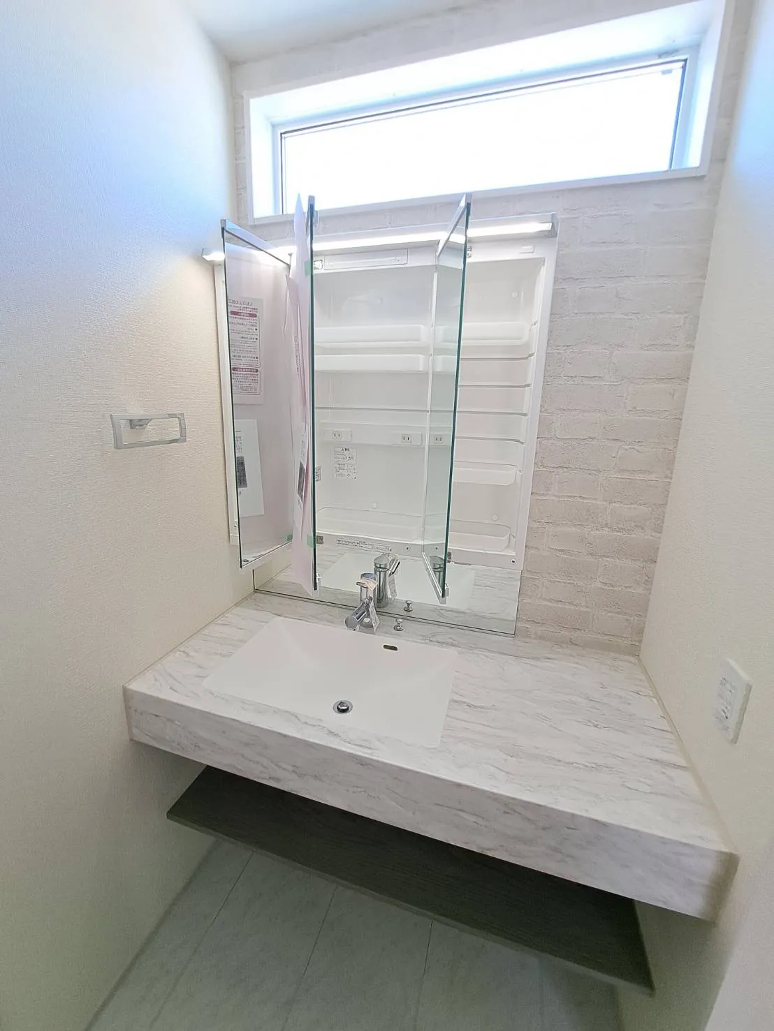 散らかりがちな洗面所も三面鏡うしろの収納でスッキリ!
