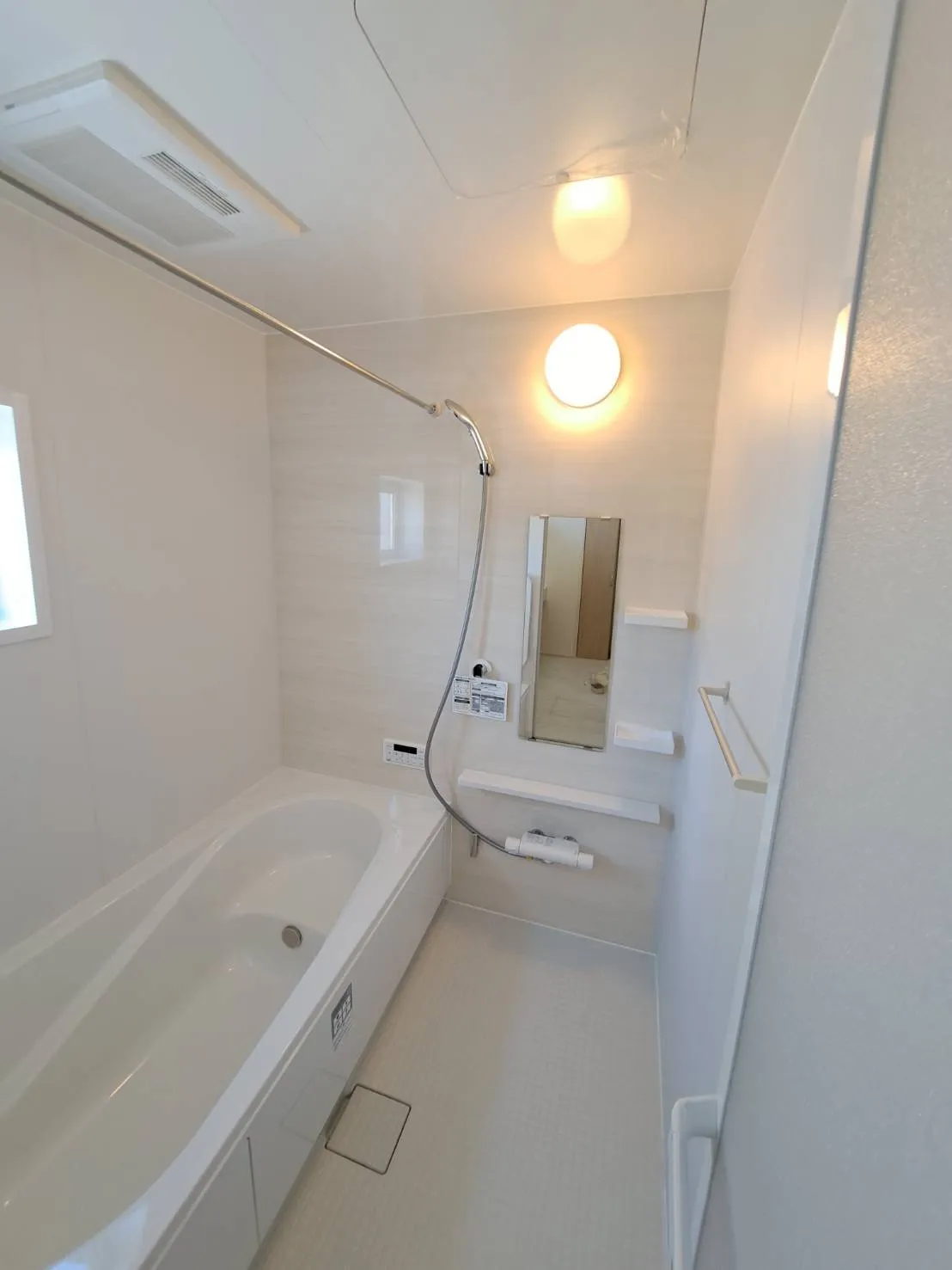 白を基調とした清潔感のある浴室で、ゆったりとしたバスタイムを過ごせます!
