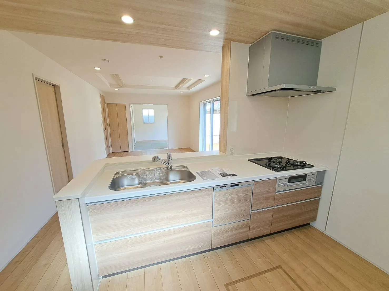 対面キッチンですので、お食事の準備をしながらご家族との会話を楽しめます♪勝手口を開ければ風通しもさらに良くなりますね♪
