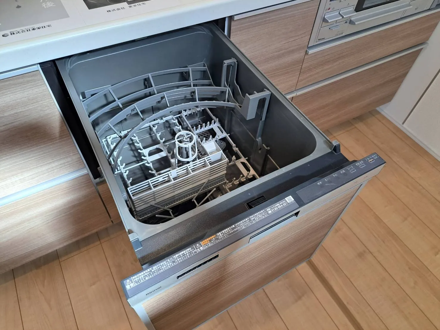 お忙しい奥様に人気のビルトインタイプの食洗器☆忙しい朝や急な来客時にも食器を入れてスイッチをON♪
