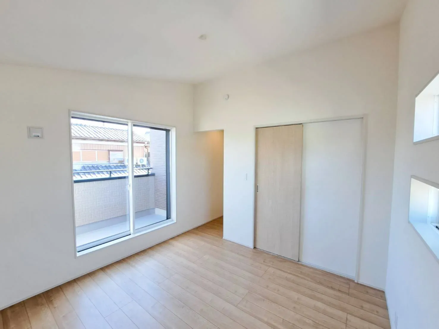 全てのお部屋がバルコニーに面しており、大きな窓から日差しを目いっぱい取り込みます。暖かい日差しの中でのお昼寝は午後の楽しみになりますね♪		
	
