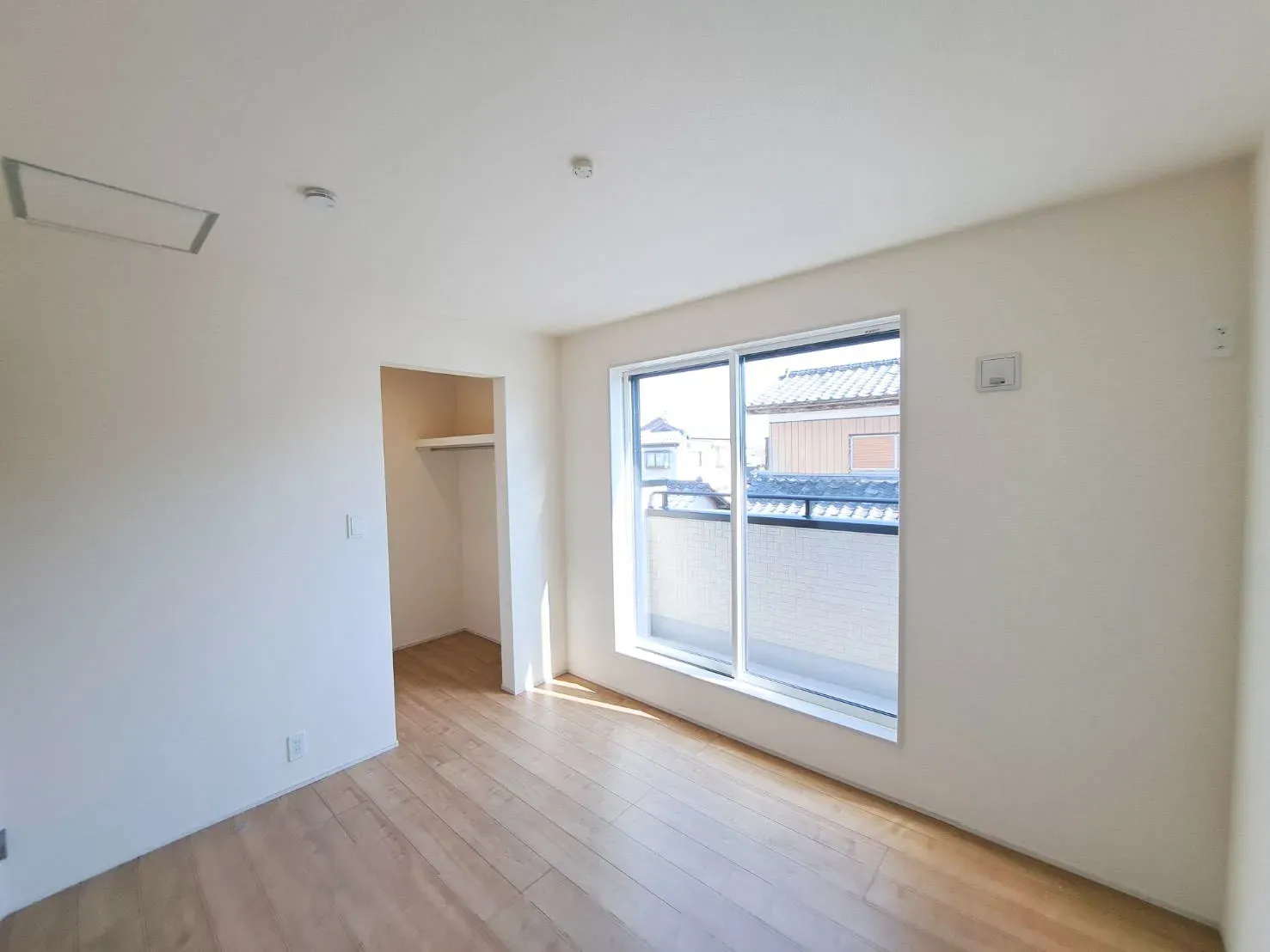 南側に窓あり、日当たり良好です☆バルコニーのある部屋は大きな窓から日差しを取り込み、お昼寝したくなる温かさ♪		
