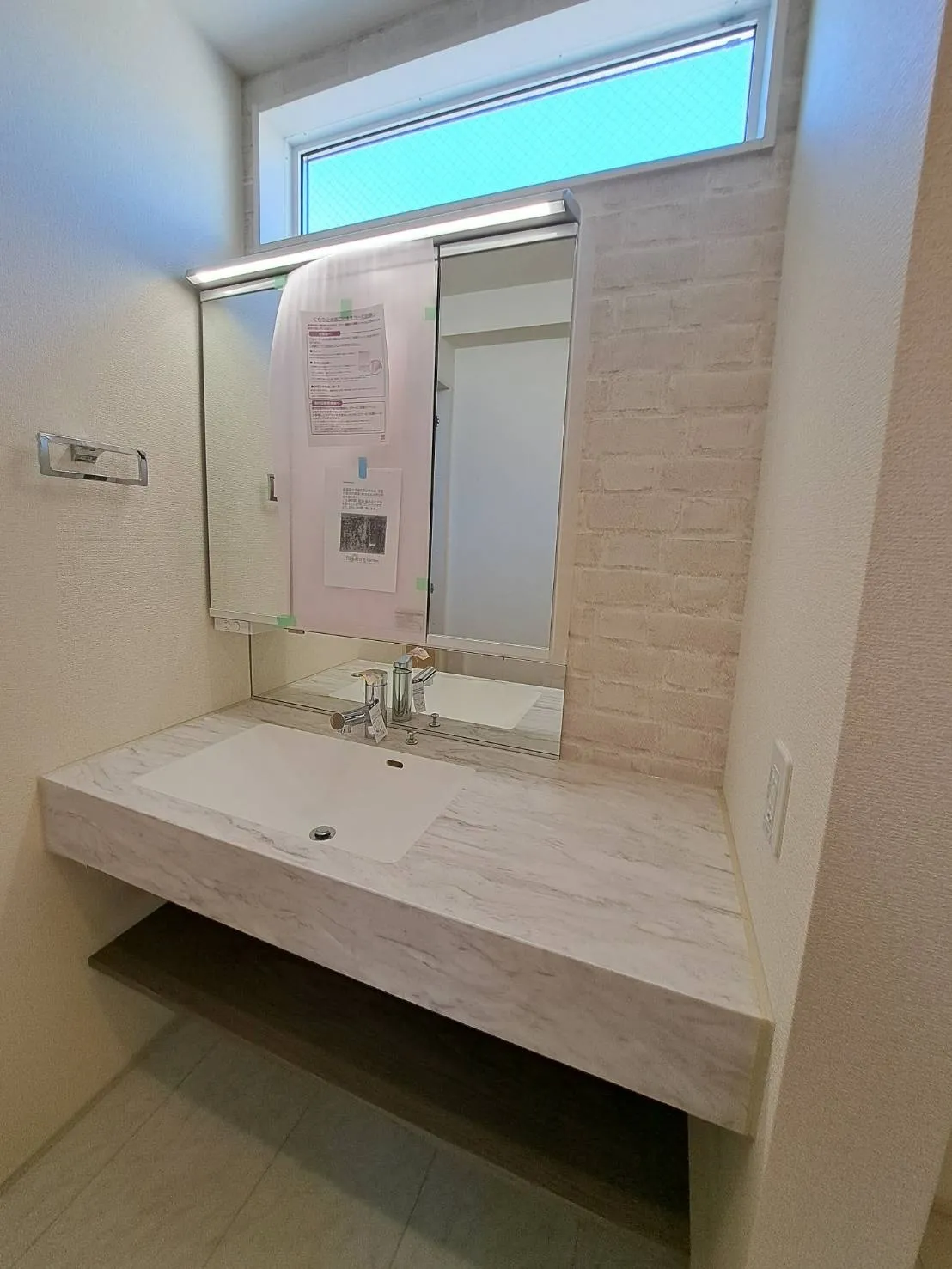 整髪やお化粧、収納にも便利な三面鏡の付いた洗面台。大き目の洗面スペースは大事なお洋服の手洗いやシャンプーなどに力を発揮します♪
