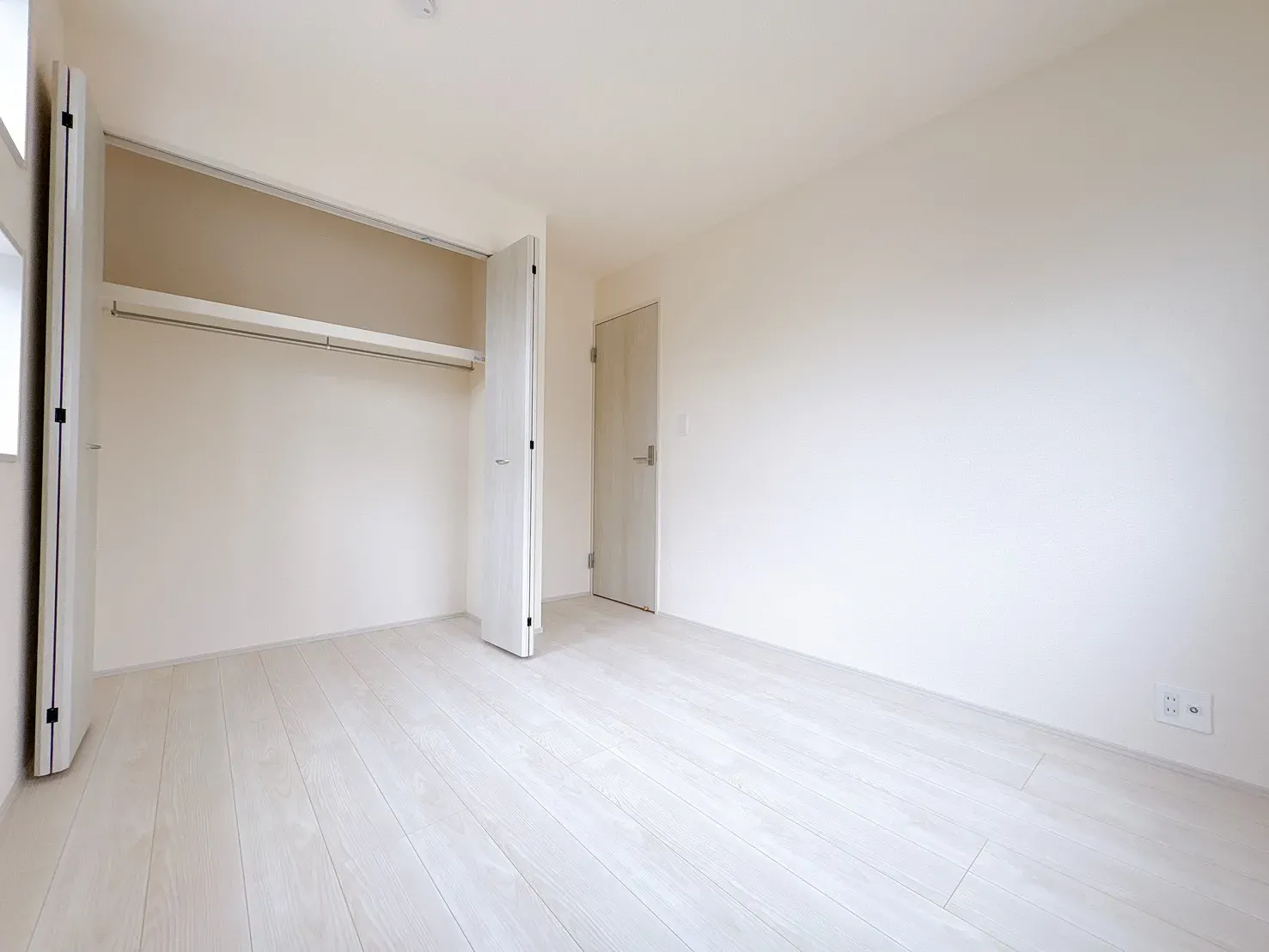 【洋室(5.0帖)】使い勝手の良いサイズのお部屋で、様々な用途でご利用可能◎扉付きのクローゼットが備わっており、身の回りの物をすっきり整理できます。