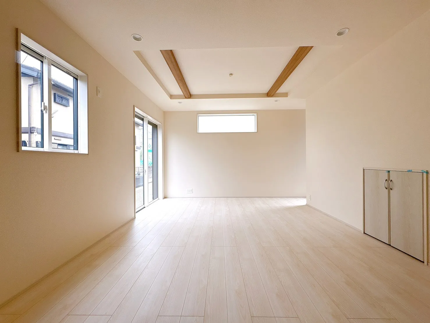 【折上天井】開放感を演出する折上天井。天井に立体感を持たせることで、空間に広がりと上質感をプラスしています。