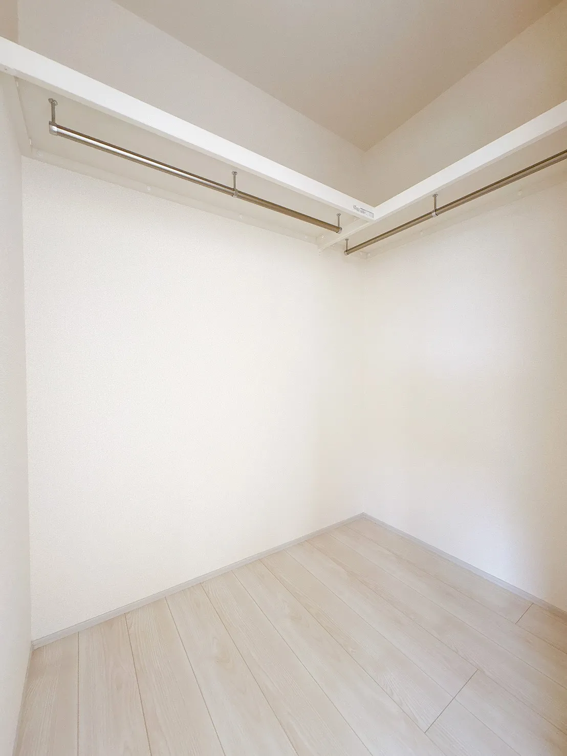 【ウォークインクローゼット】全居室収納を設けることで、デットスペースを減らし居住空間を最大限に活用!家族それぞれの荷物をすっきり収納可能◎