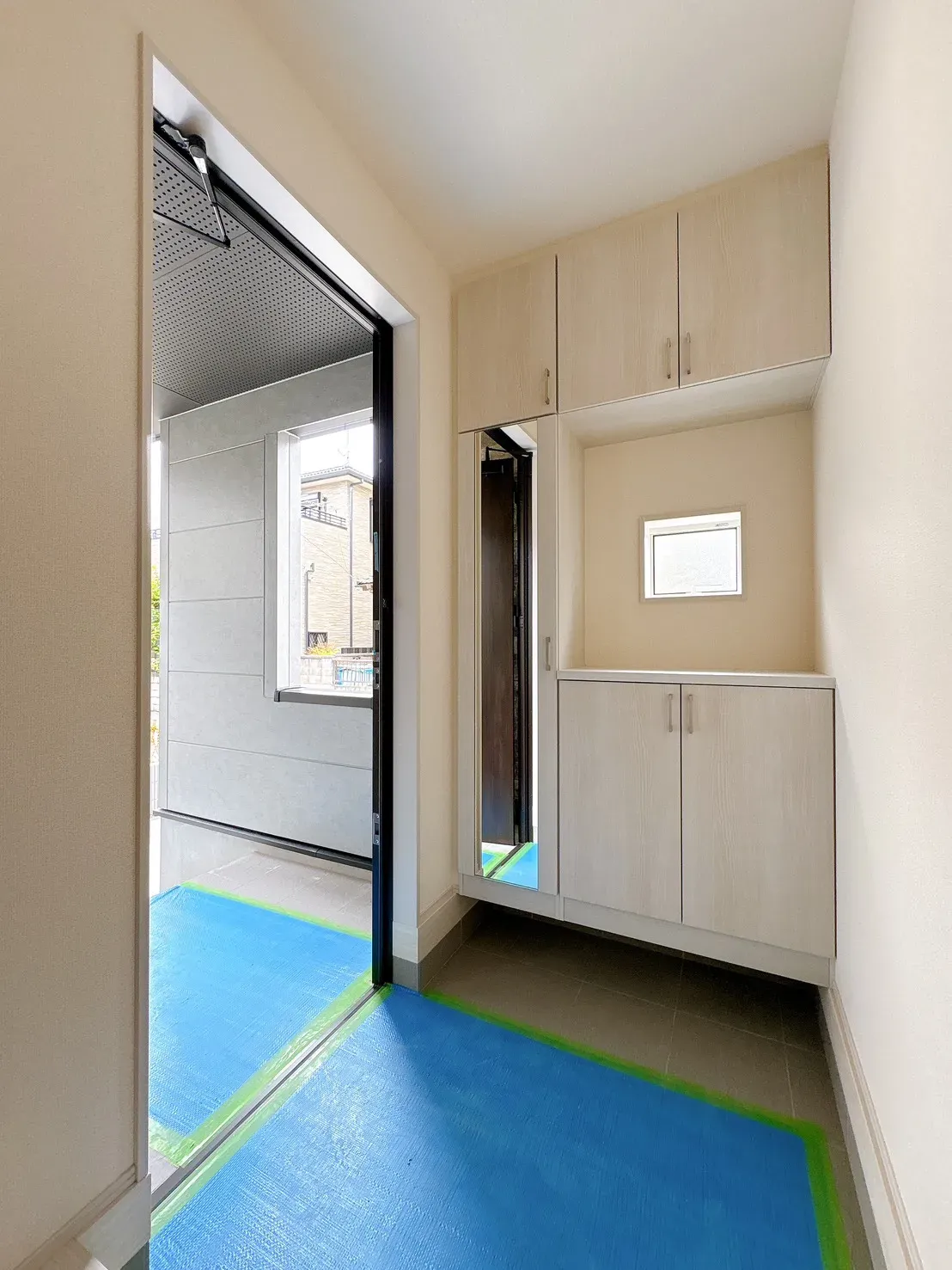 【玄関】ゆとりある広さの玄関です!シューズボックスは、姿見付きのため、外出前の身だしなみチェックが可能◎