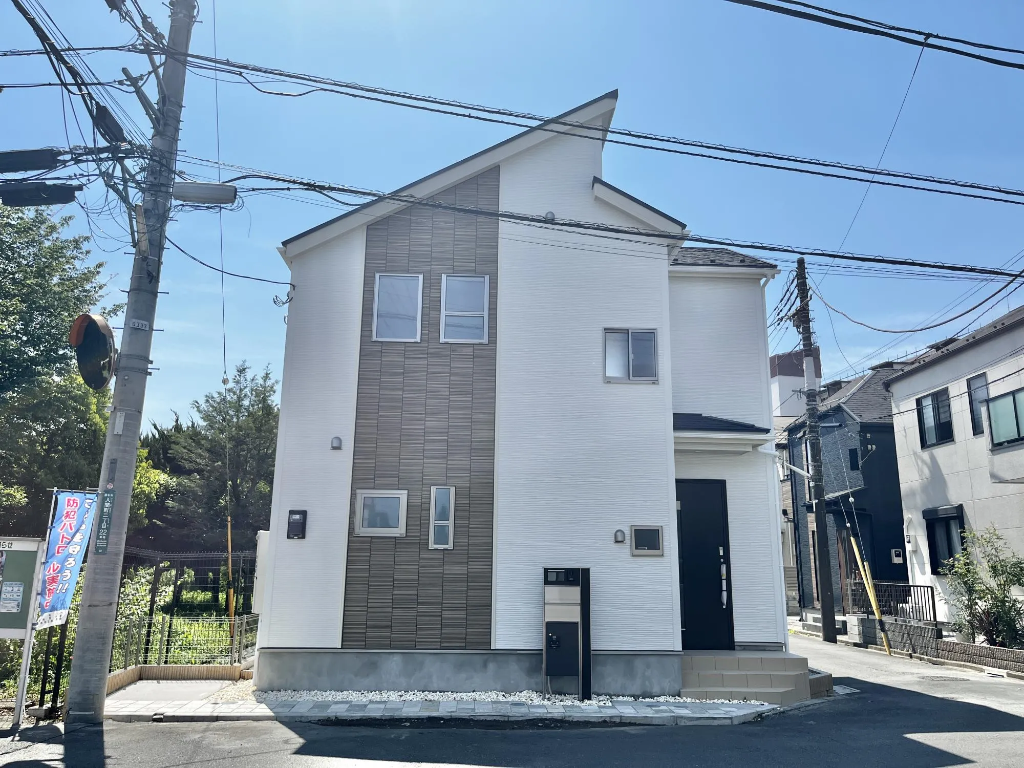 周囲の住宅環境と調和しつつ、長く愛されるデザインを採用。流行に左右されにくく、将来にわたって安心して住み続けられる外観です