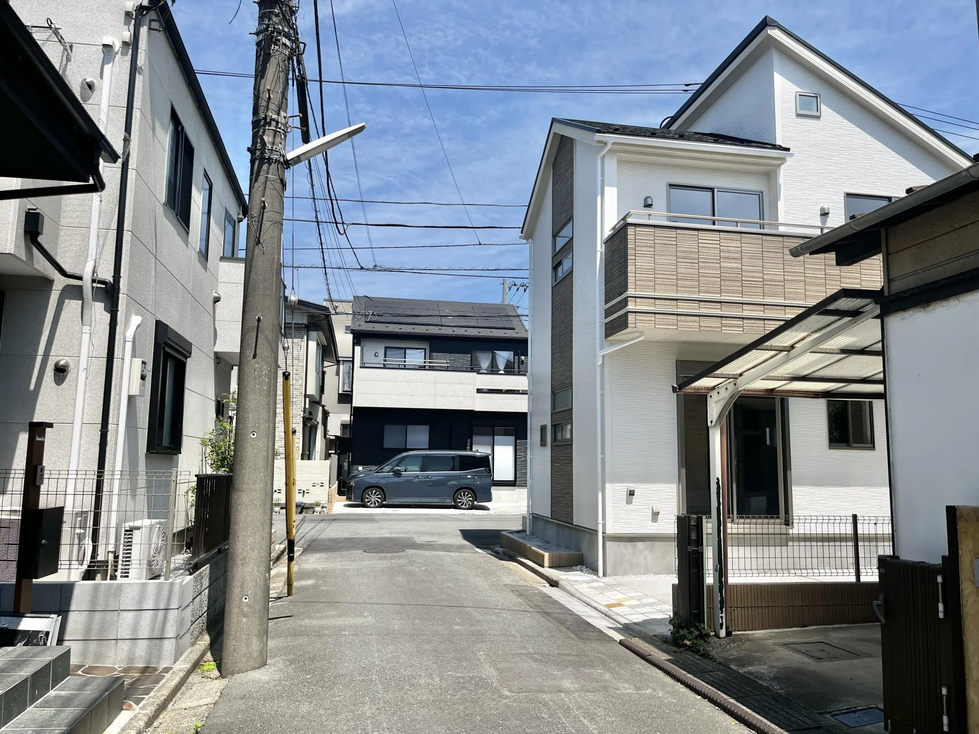 カースペースの前面道路は幅員約4.0mの私道に面しています