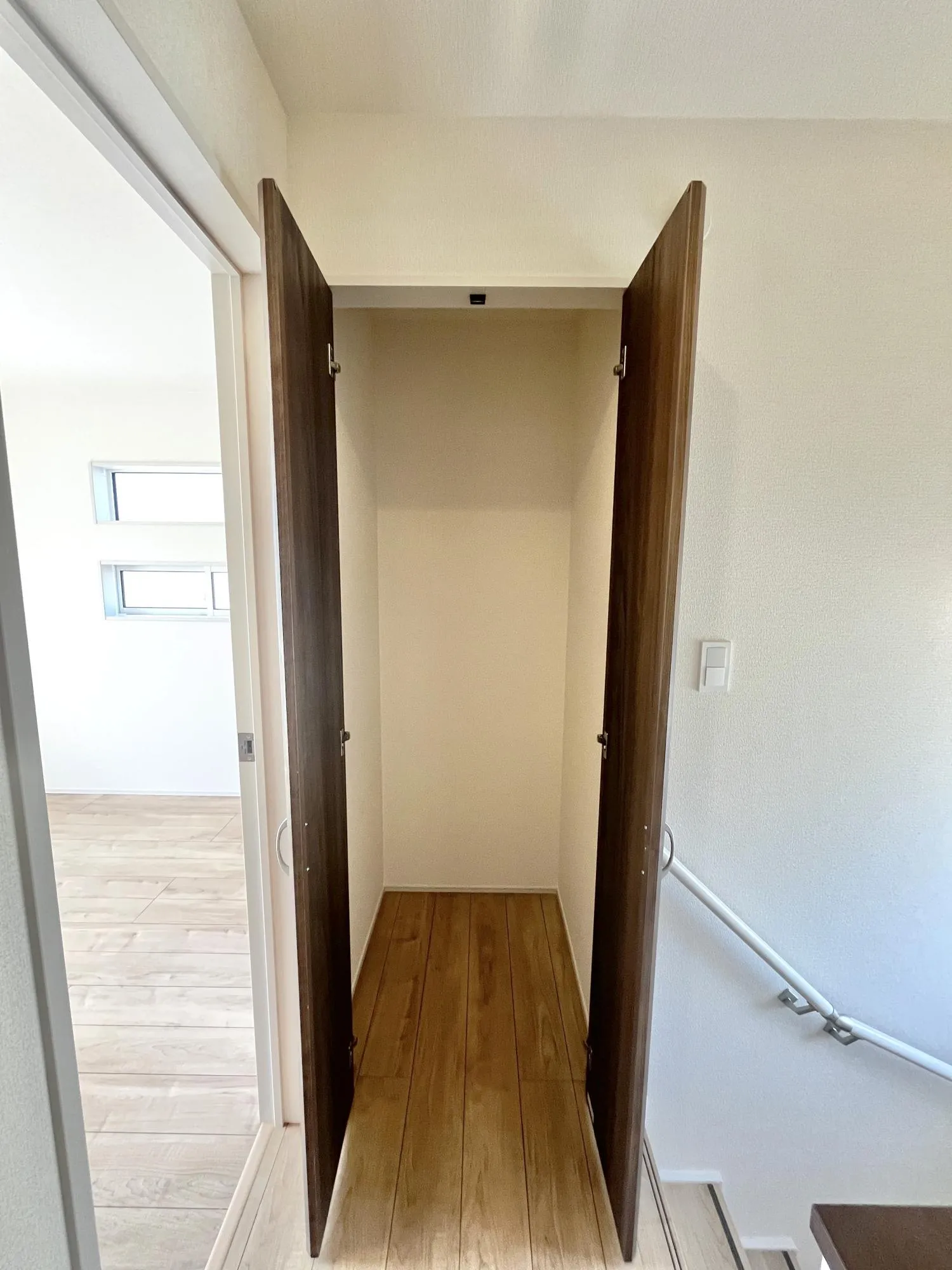 2階廊下収納。タオルや日用品、季節の小物などをすっきり整理でき、各部屋がより広く使えそう♪