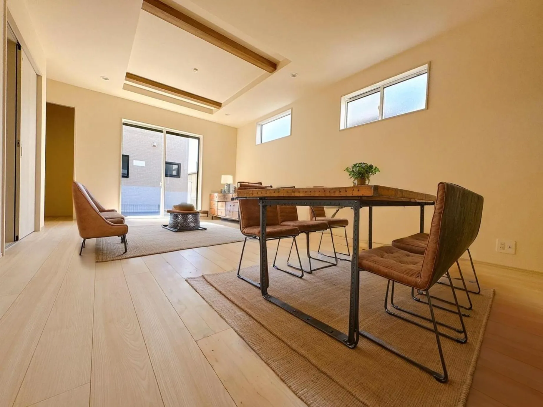 【リビング】ゆったりリビング!シャッター、折上天井と設備も充実です♪