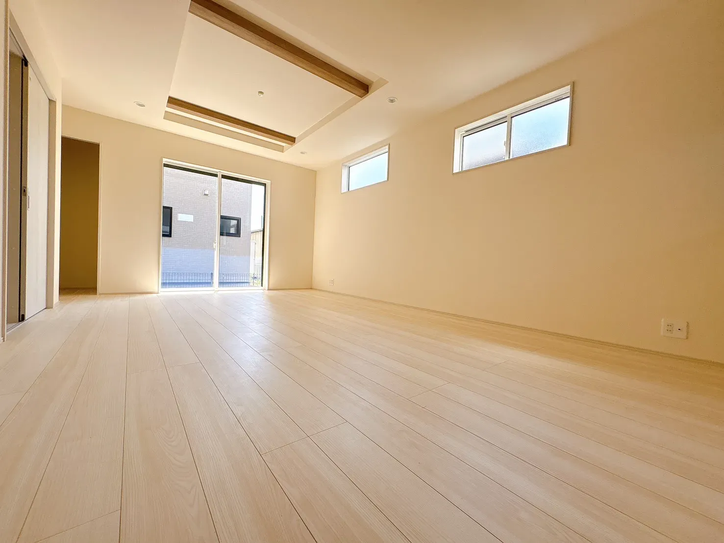 【LDK(17.58帖)】陽当たり良好な明るく開放感のあるLDK。16.0帖の広さを確保しているため、レイアウトの自由度が高く、大型家具も無理なく配置可能です。