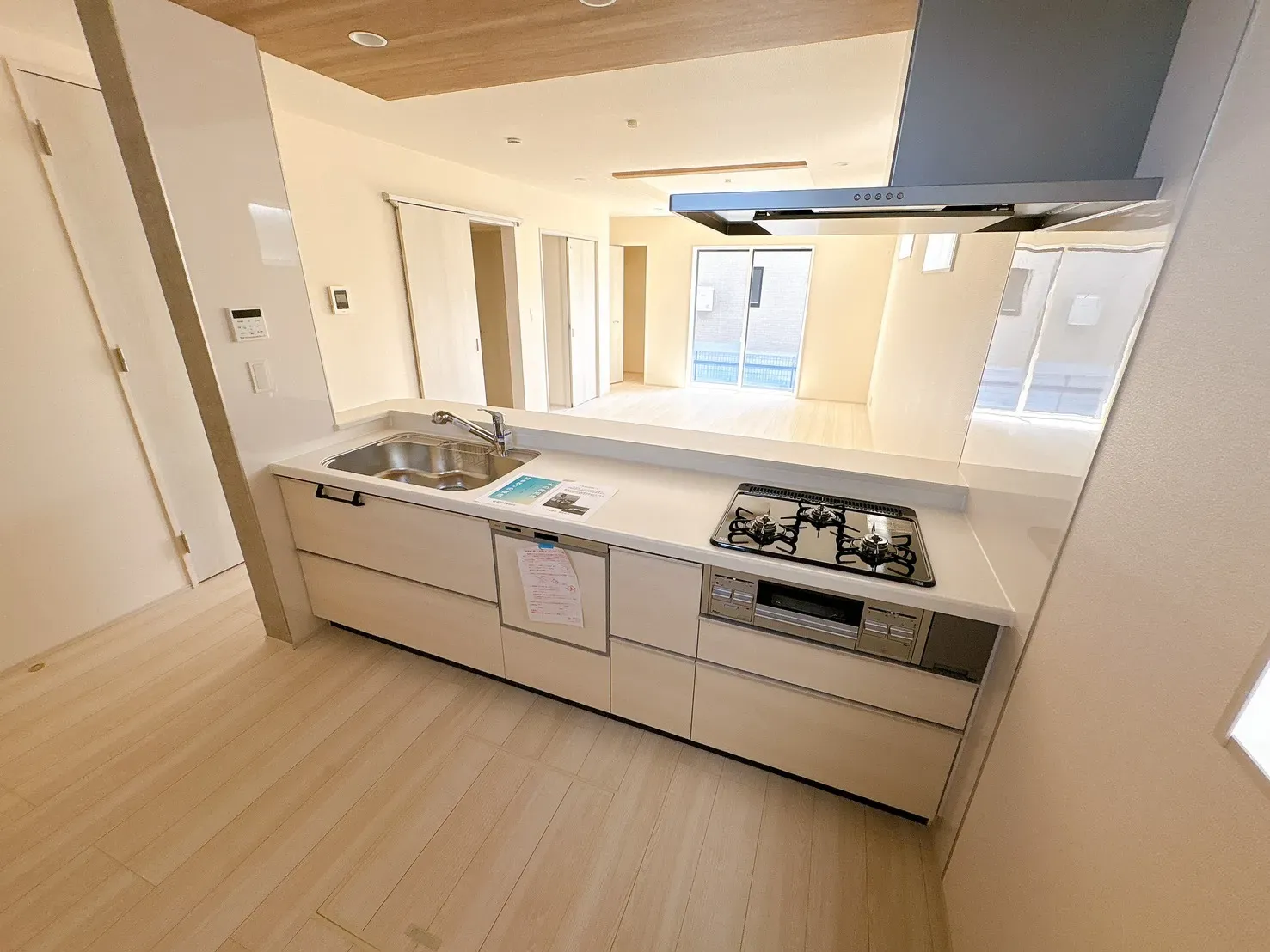 【1号棟キッチン】リビング全体が見渡せる対面キッチン◎LDKを一望できる、明るく開放感溢れるキッチンレイアウト!家族との会話が自然と生まれる設計です。