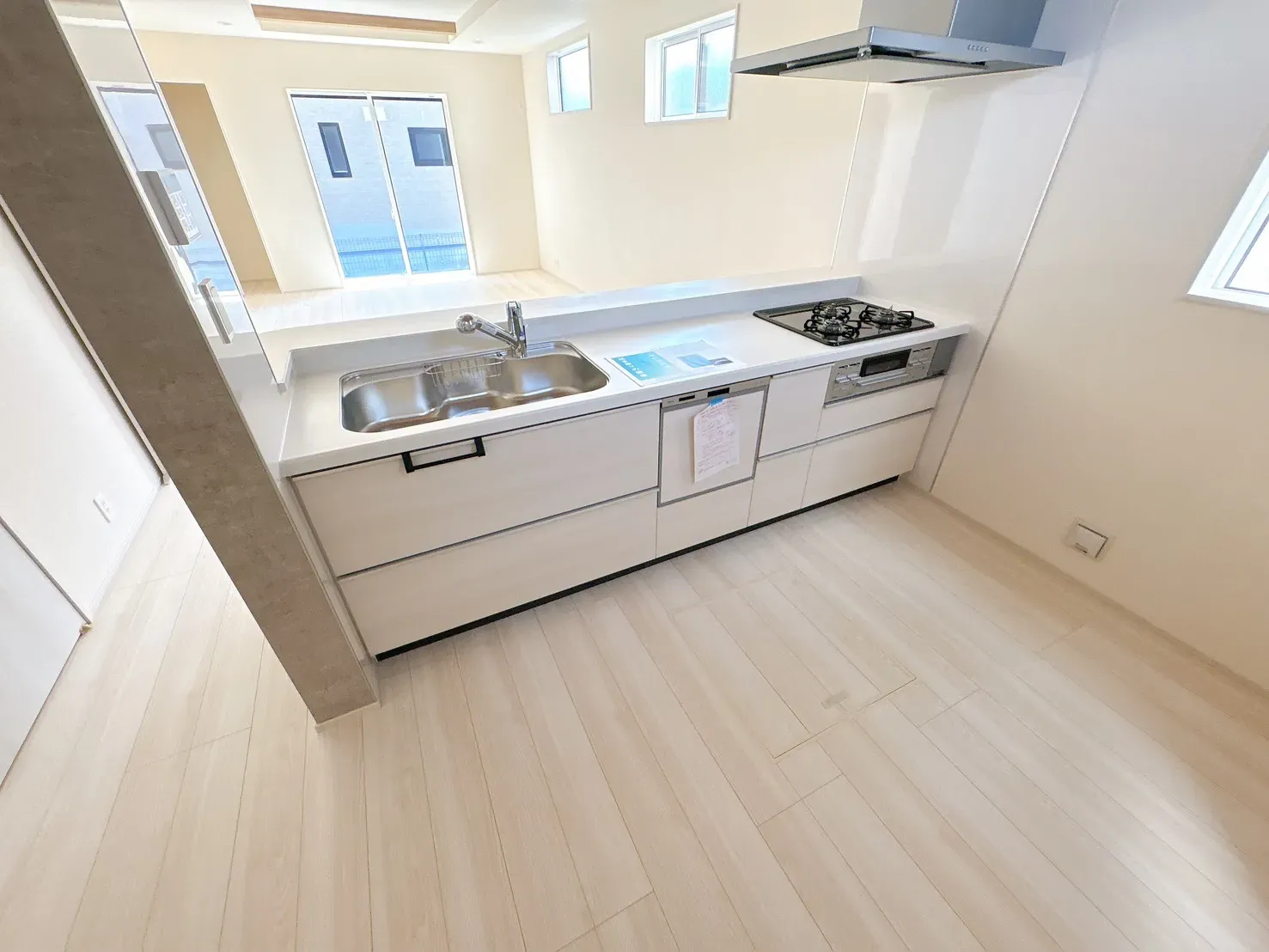 【1号棟キッチン】システムキッチンには、家事負担を軽減する食器洗乾燥機&グリル付き3口コンロを搭載しています。機能的な設備で家事負担を軽減◎