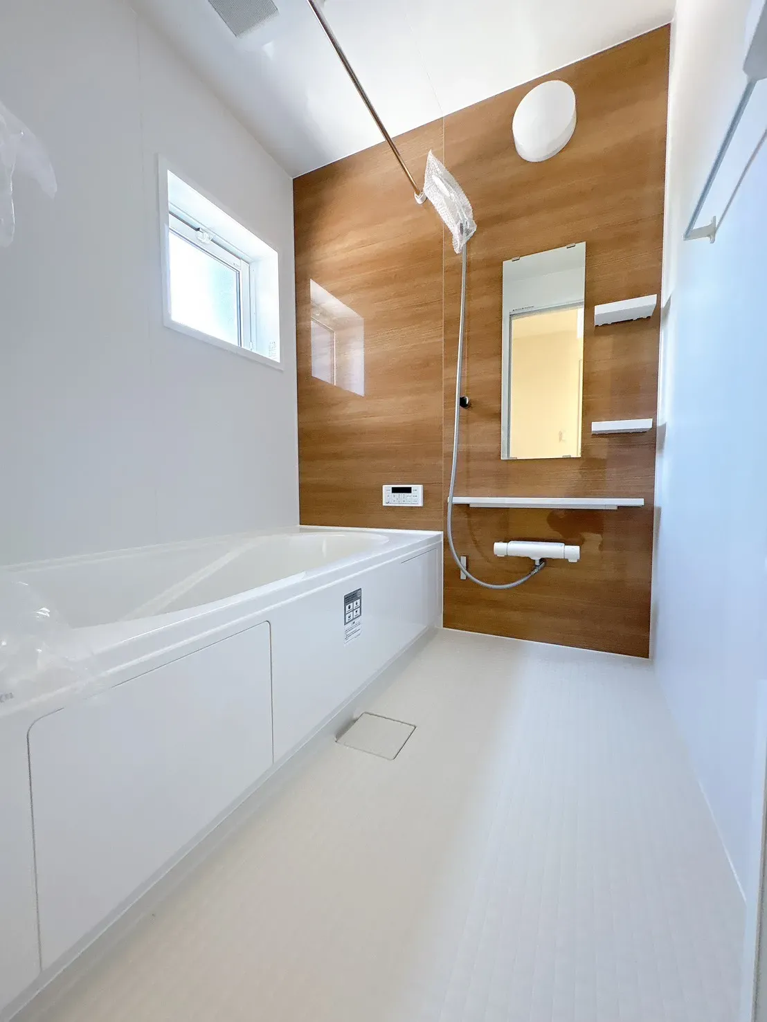 【1号棟浴室】雨の日や夜間の洗濯乾燥に便利な浴室換気乾燥機付きの浴室。ゆったりとした浴槽で、1日に疲れを癒していただける浴室です。洗濯物干しに便利な浴室換気乾燥機付き。