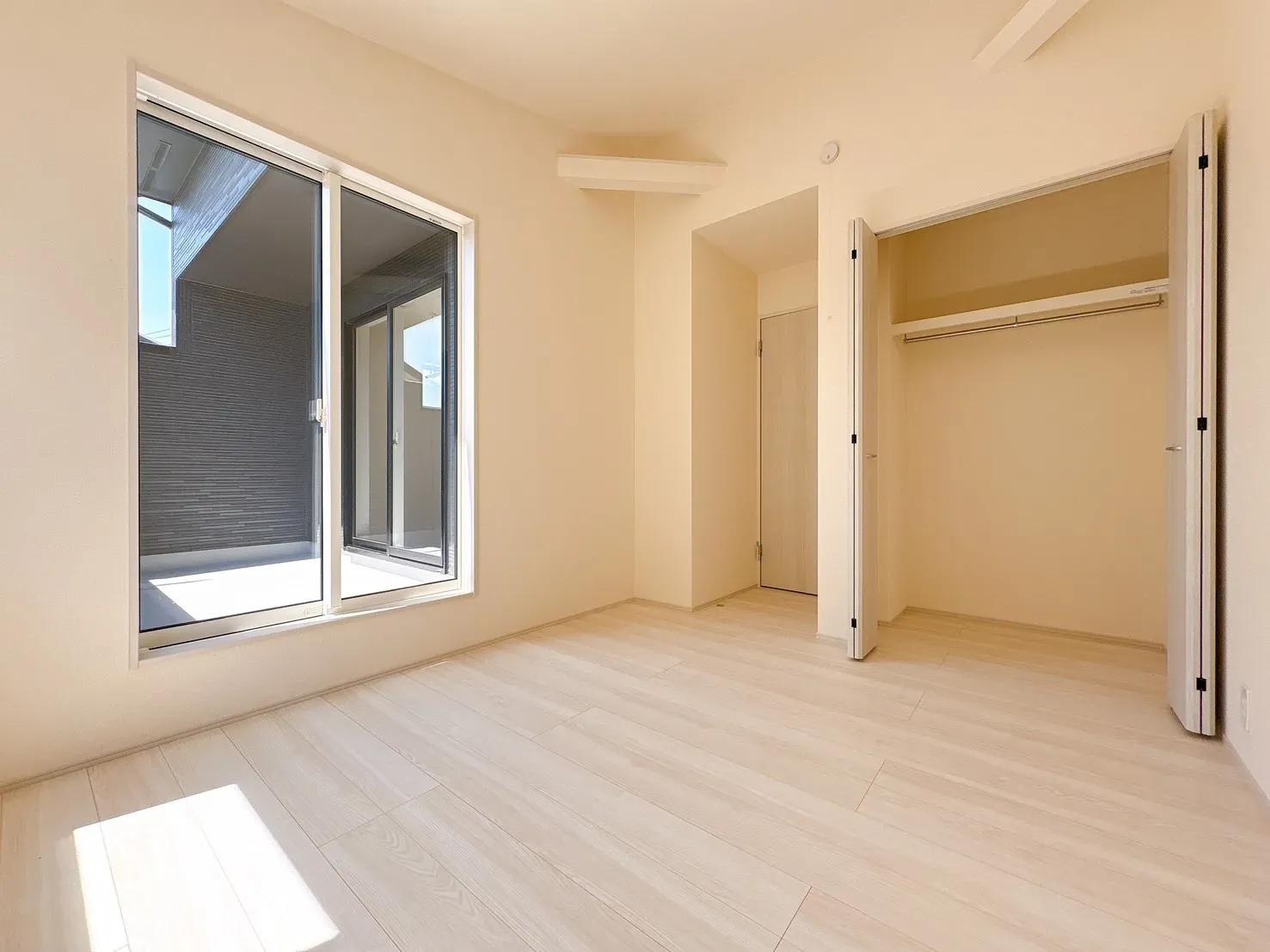 【1号棟勾配洋室(5.25帖)】屋根の形状に合わせ開放感をアップした勾配天井を採用◎バルコニーサイドにあり明るく解放的お部屋になります。