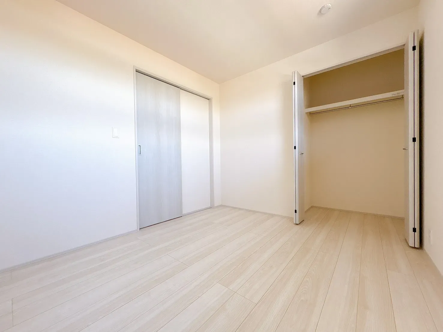 【1号棟洋室(5.25帖)】使い勝手の良いサイズのお部屋で、様々な用途でご利用可能◎扉付きのクローゼットが備わっており、身の回りの物をすっきり整理できます。