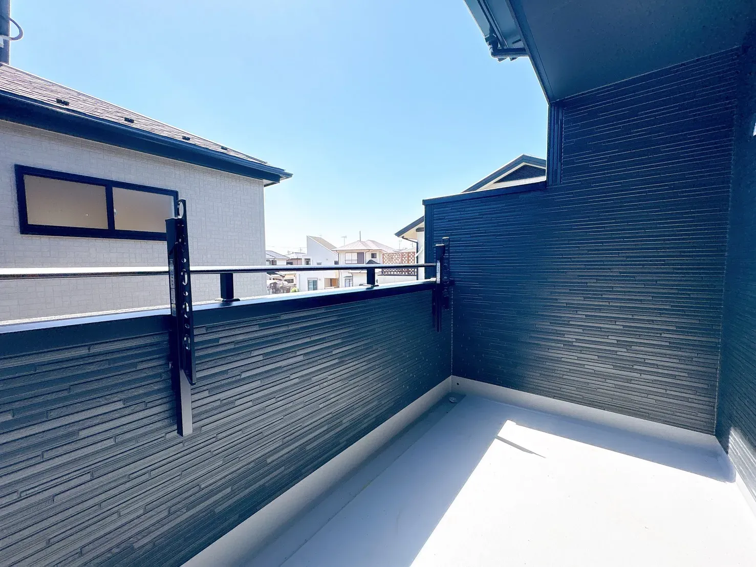 【1号棟バルコニー】2部屋(11.0・5.25帖)の洋室から行き来可能な続きワイドバルコニー♪洗濯物やお布団もゆったり干せる広さを確保。家族の暮らしにゆとりを生む、機能性と快適性を兼ね備えた空間です。