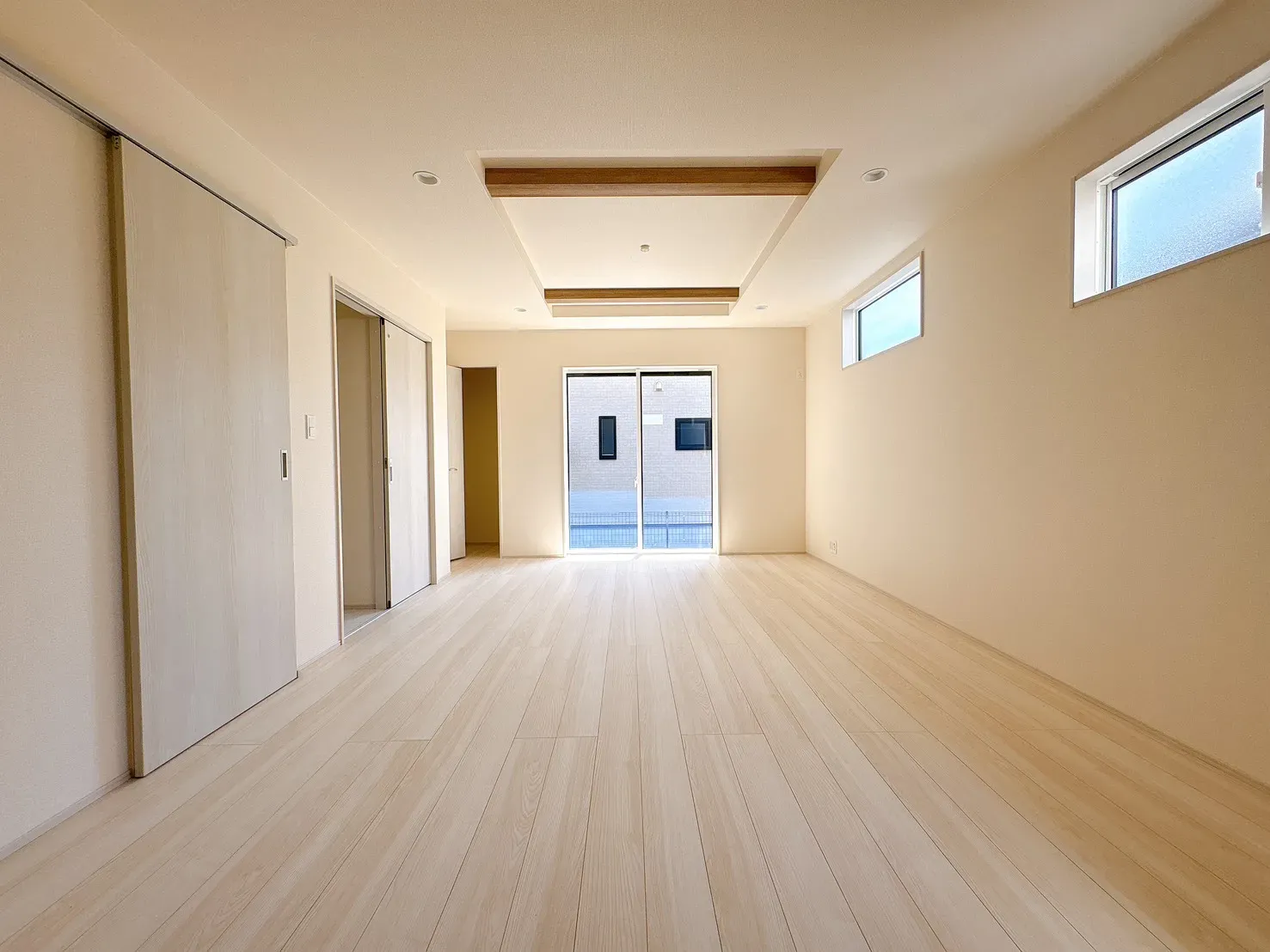 【1号棟折上天井】開放感を演出する折上天井。天井に立体感を持たせることで、空間に広がりと上質感をプラスしています。