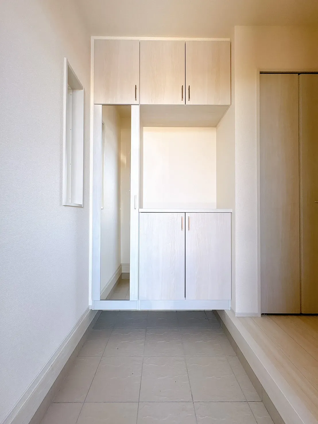 【1号棟玄関】ゆとりある広さの玄関です!シューズボックスは、姿見付きのため、外出前の身だしなみチェックが可能◎