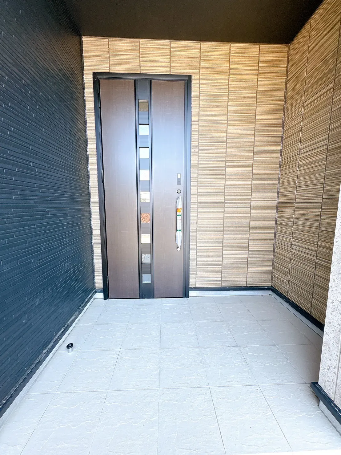 【1号棟玄関設備】らくらく施解錠のスマートキーです♪荷物で手がふさがっている日も、ストレスなく出入り可能です。